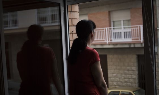 El País publica una foto de M.A. al balcó de casa seva. Foto: MASSIMILIANO MINOCRI / El País