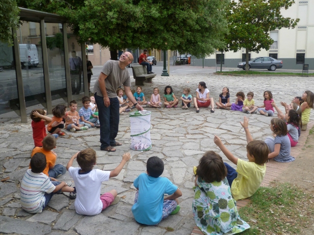 Alliberant les papallones a la Plaça Castells