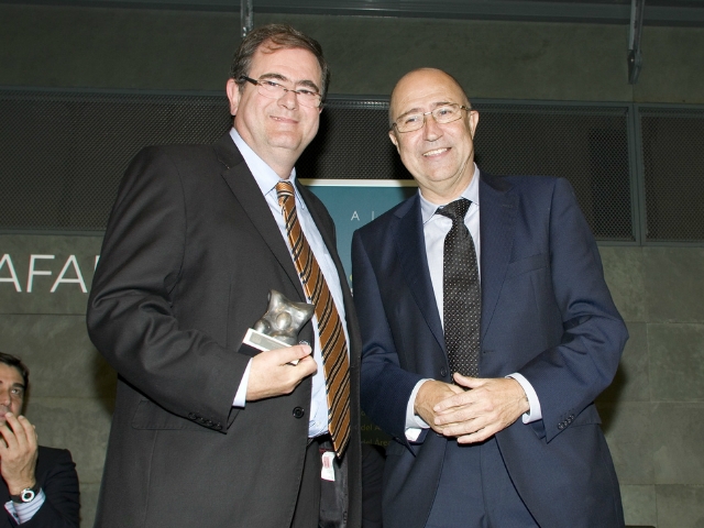 El Dr. Pere Brescó, Cap del Servei d’Obstetrícia i Ginecologia, recollint el premi