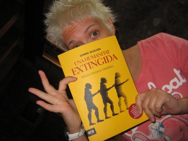 Aguilera amb el llibre