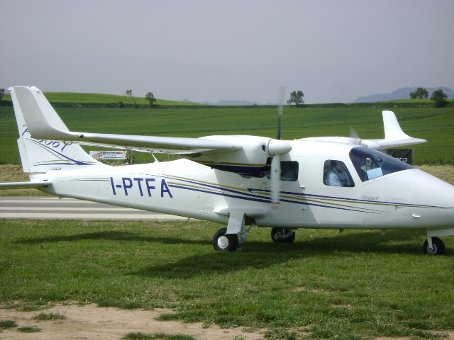 El P2006T, un dels taxijets que operarien en el corporatiu ha aterrat aquest cap de setmana a l'aeròdrom amb 200 metres de pista