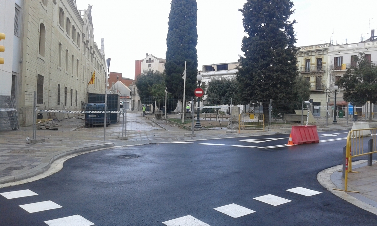 El pas cap al carrer Sant Agustí, accessible també des de la part nord de la plaça