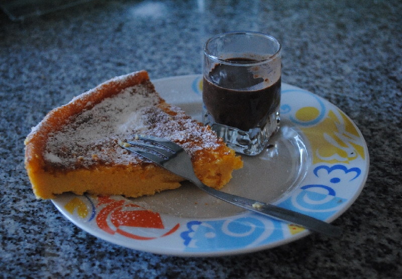 El pastís de taronja es pot acompanyar d'un xarrup de xocolata desfeta