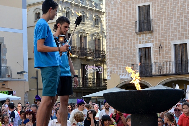 Els atletes encenen el peveter de la plaça de l'Ajuntament