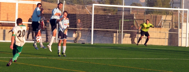 El capità Jordi Sendra en un xut de falta