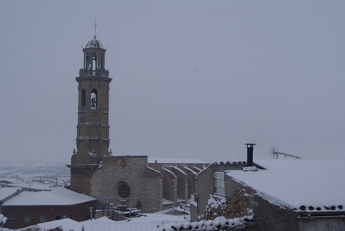 El campanar i l'església de Calaf aquest matí de dijous