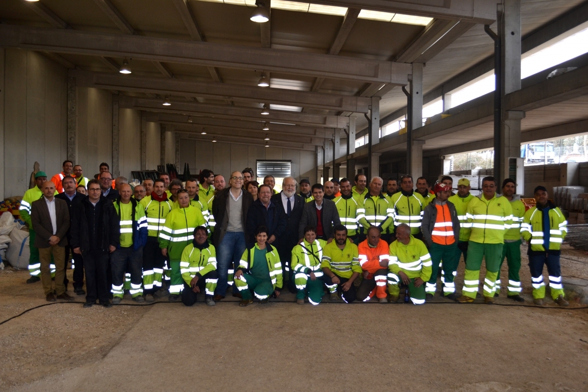 Foto de família amb les autoritats i els membres de la Brigada