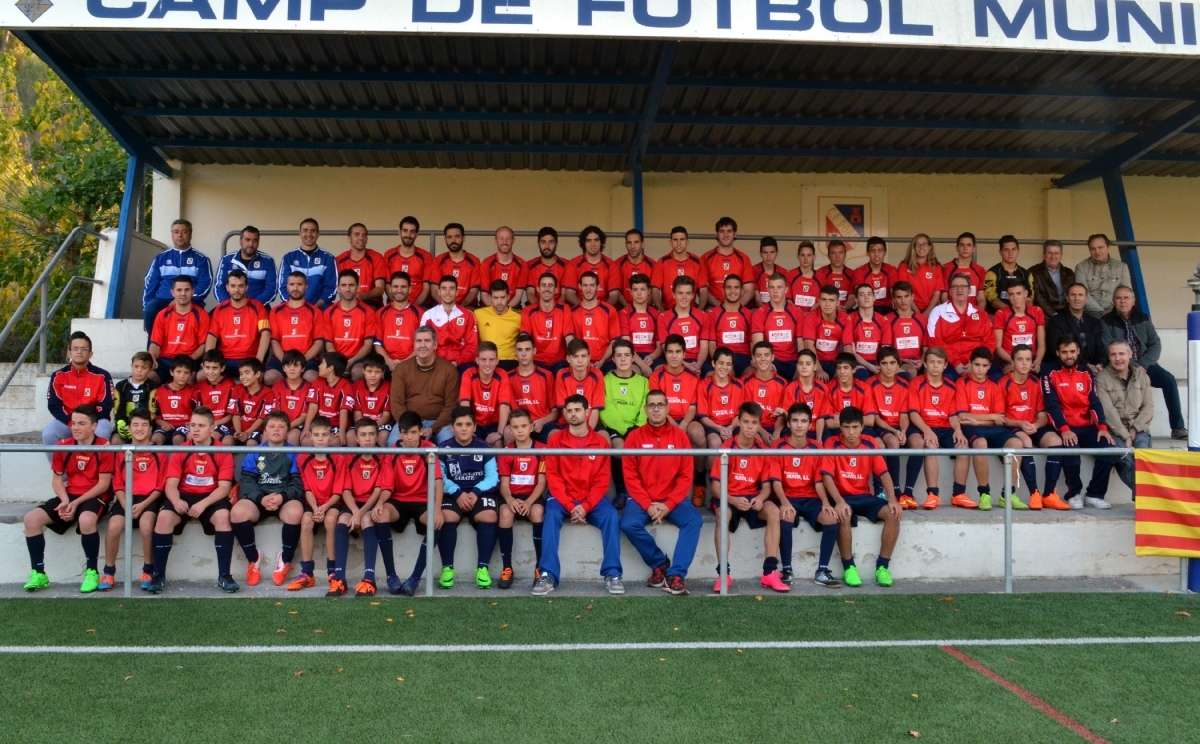 La foto dels jugadors del club a les grades del municipal