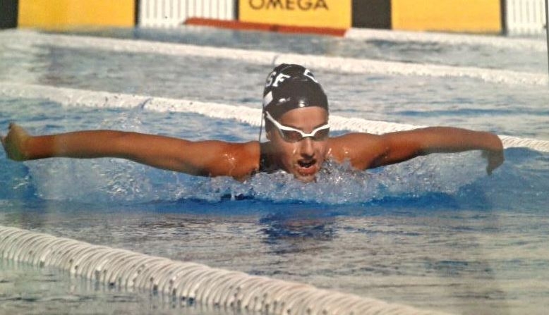 Clàudia, en una de les competicions, fent papallona