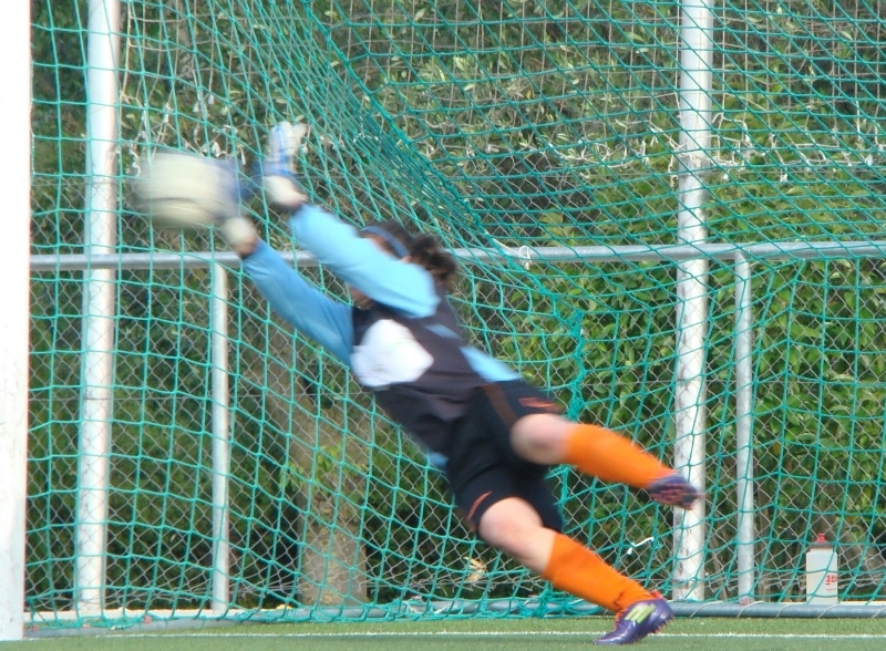 A la foto, la Noelia aturant el penal que classificaria l’Igualada