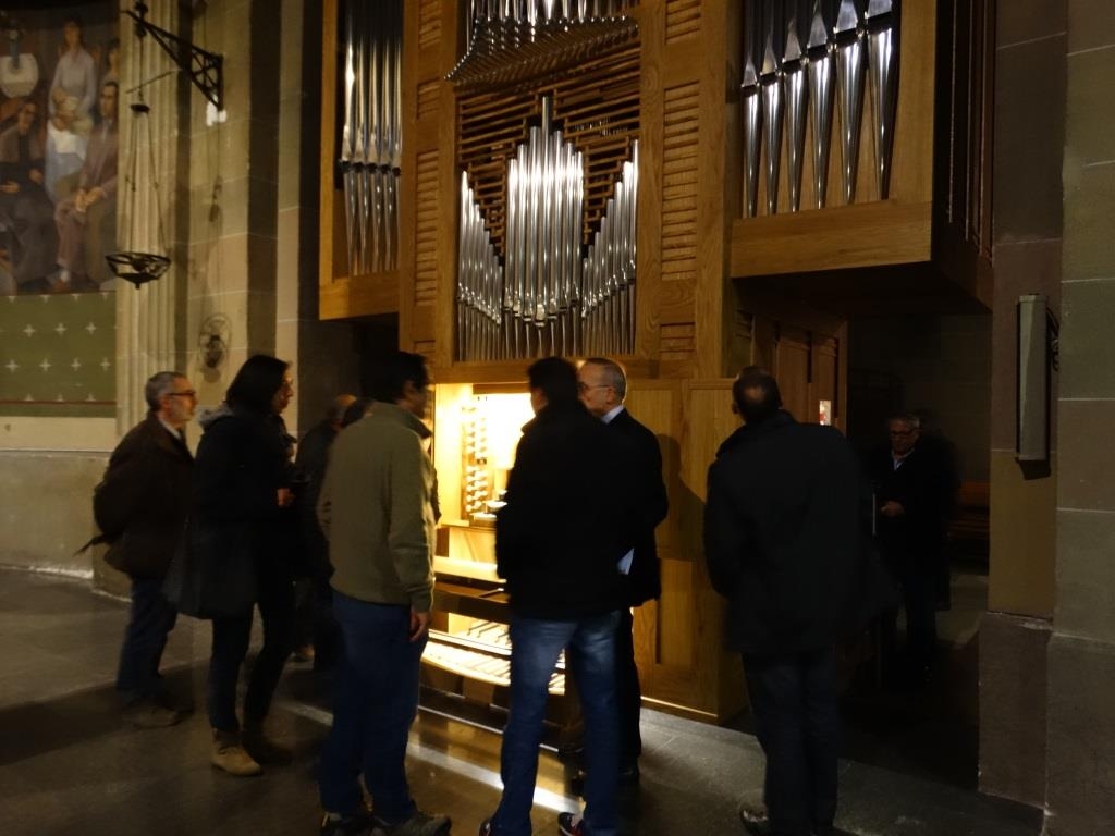 Desenes de capelladins es van atansar a Santa Maria per a veure el nou orgue