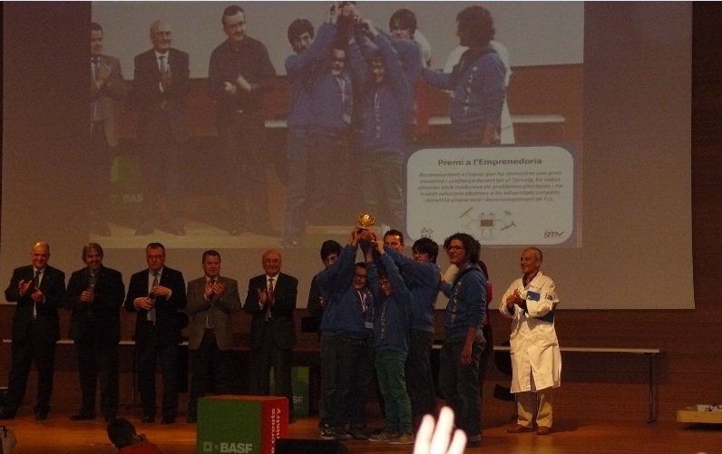 L'equip anoienc amb el premi 'First Lego League a l’Emprenedoria'