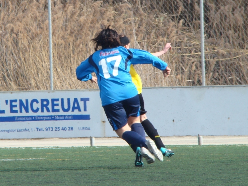 Alba Martos defensant una jugadora rival