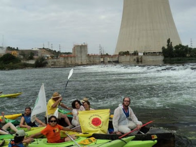 Protesta d'Ecologistes en acció davant la central nuclear d'Ascó