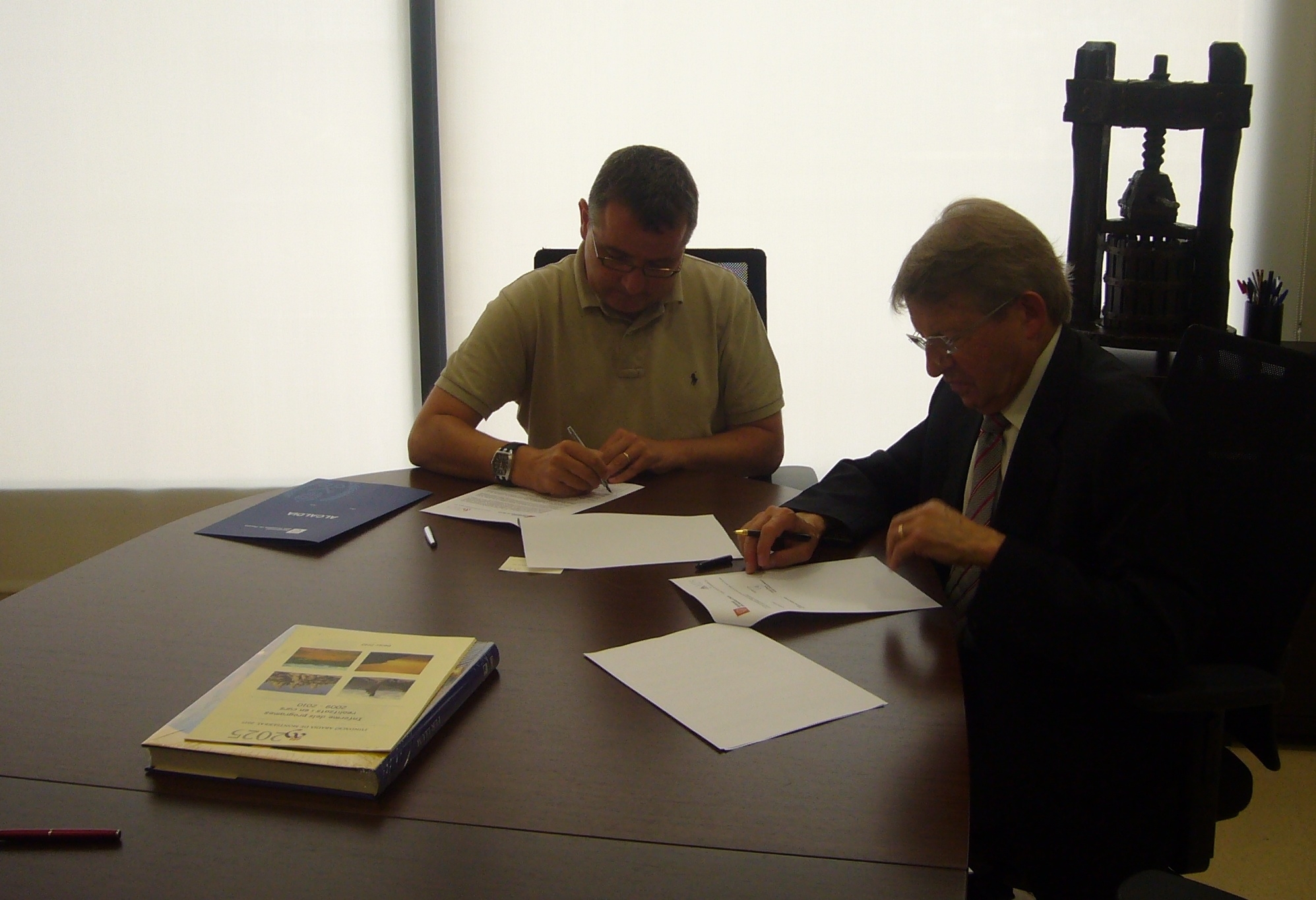 Jordi Calpe i Josep Sinca en el moment de la signatura del conveni