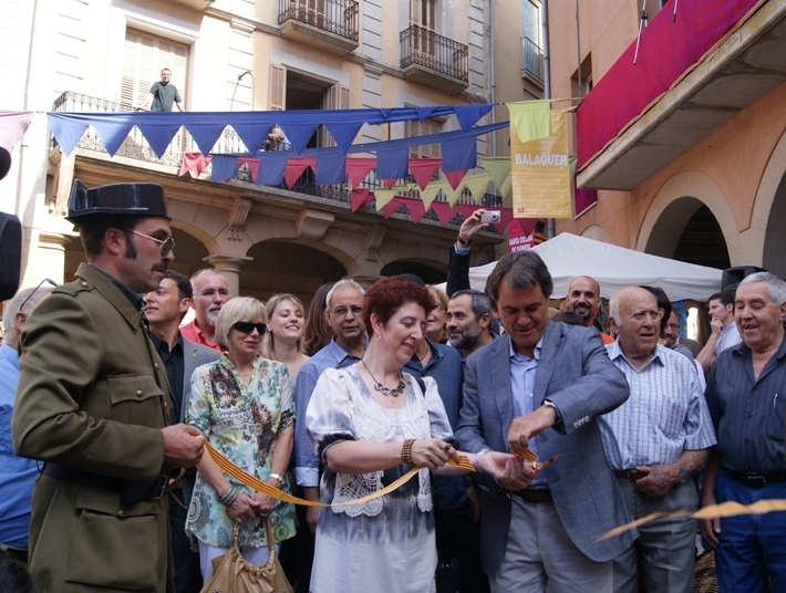 Artur Mas i l'alcaldessa, M. Antònia Trullàs, tallant la cinta