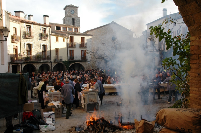 La plaça major de La Llacuna, plena de gom a gom / Foto: Joan Gol