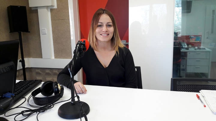 La regidora Sílvia Cáceres, als estudis de Ràdio Nova