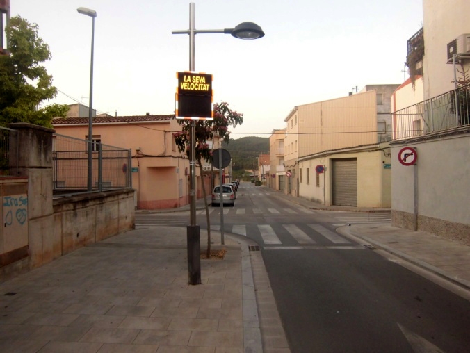 El radar, en la seva situació actual, al capdavall del carrer Santa Llúcia