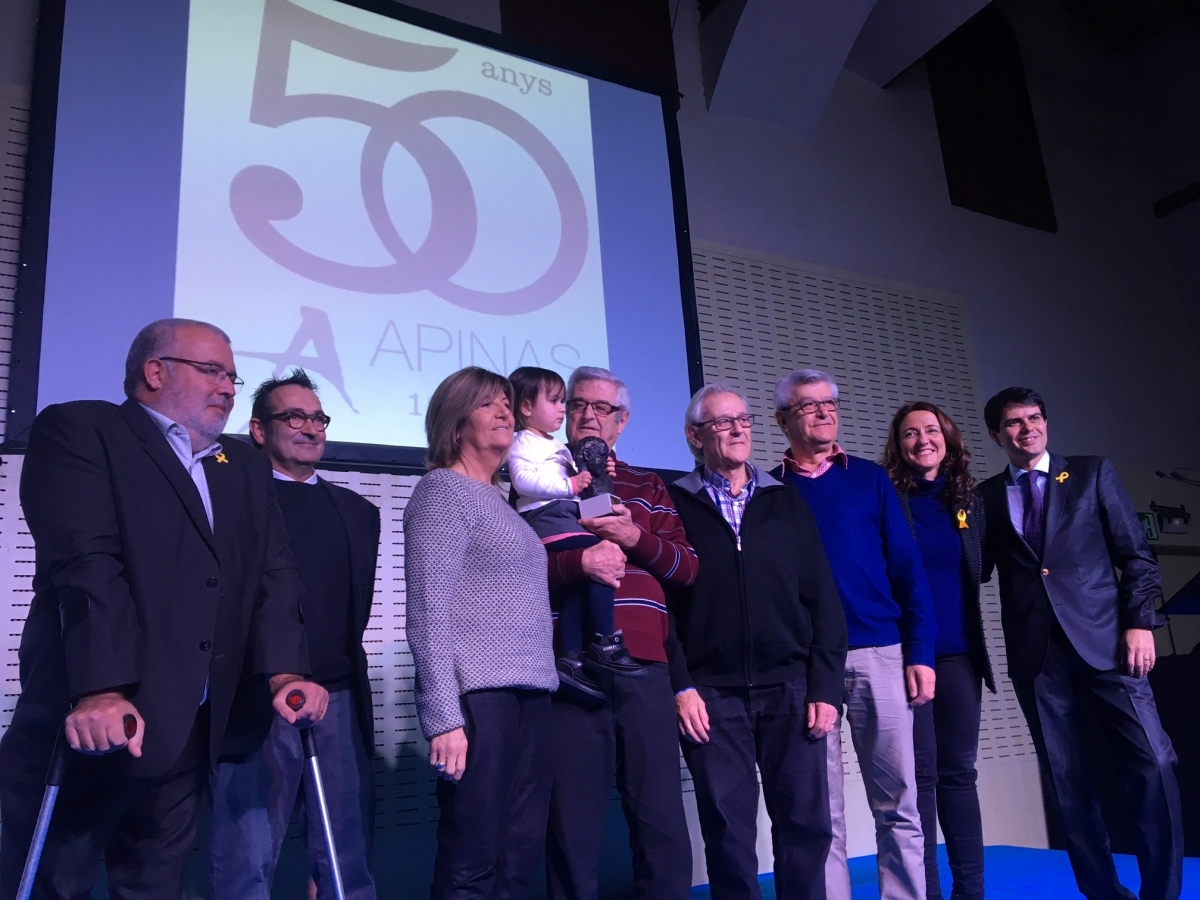 La família Corcelles-Ortinez va rebre un reconeixement pels seus 50 anys de dedicació a APINAS 