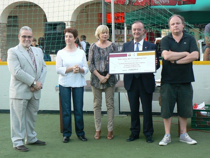 Lliurament del xec a la Fundació FCB