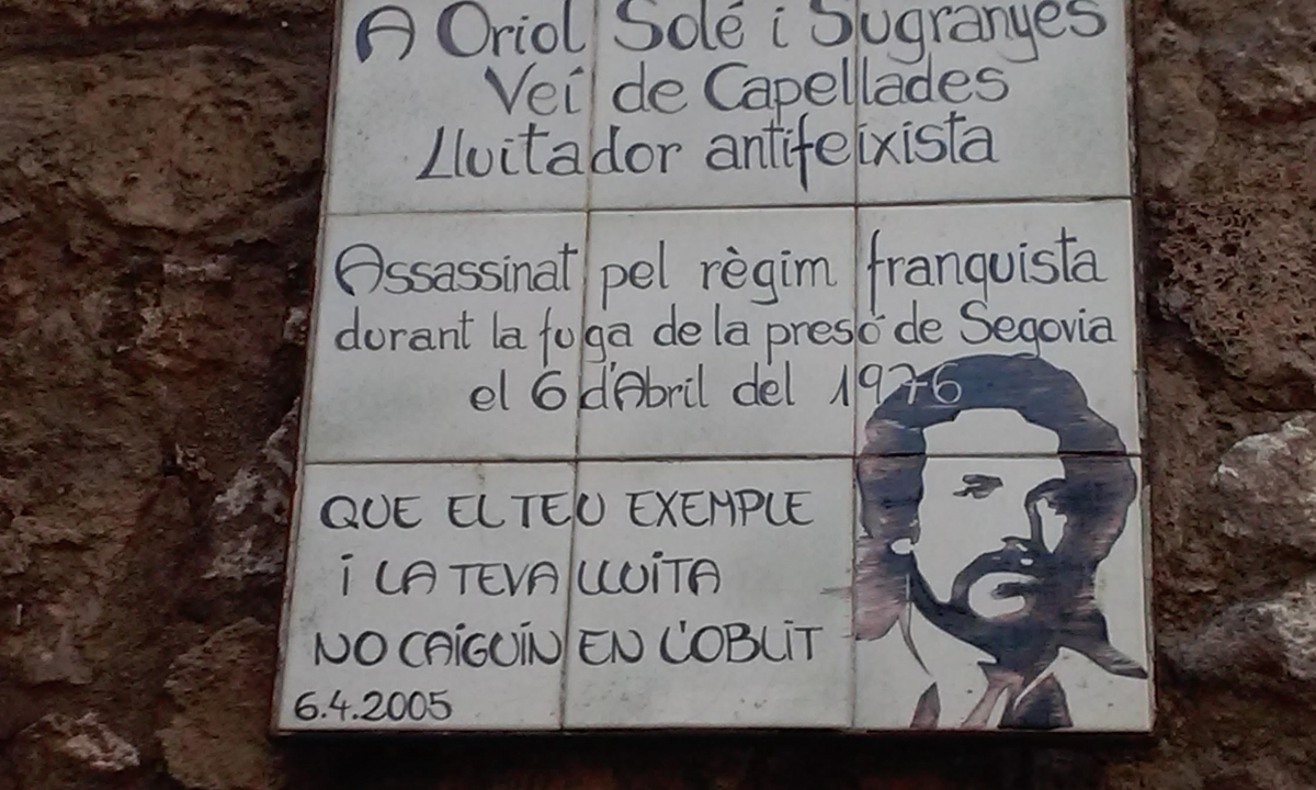 La placa commemorativa que té Oriol Solé Sugranyes a Capellades