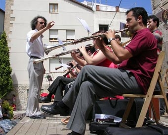 El compositor Xavier Cassanyes dirigint la Cobla Vila d'Olesa