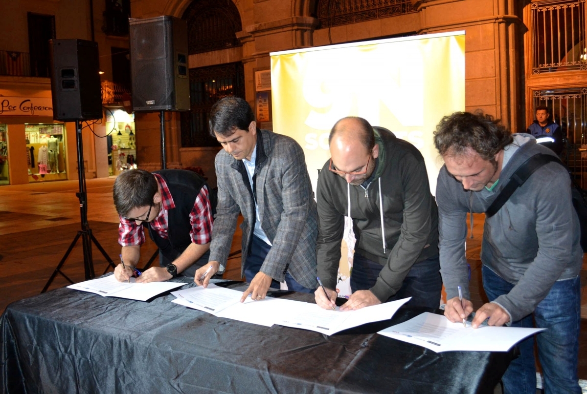 L'alcalde i les entitats, signant el manifest