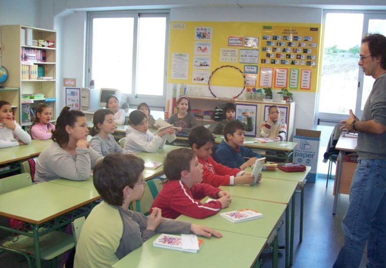 L'escriptor parlant amb la classe