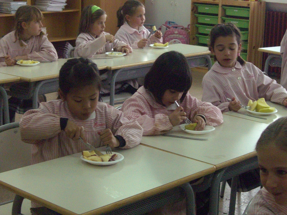 Les alumnes del Monclar a l'hora de l'esmorzar