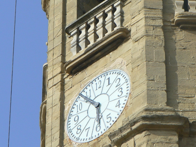 Rellotge de la cara sud-est del campanar de l'església de Calaf