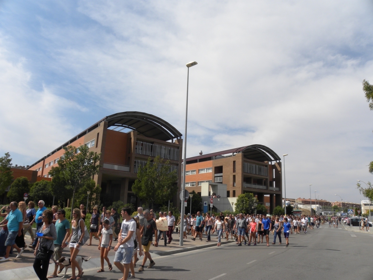 La concentració ha reseguit el perimetre de l'Hospital d'Igualada.