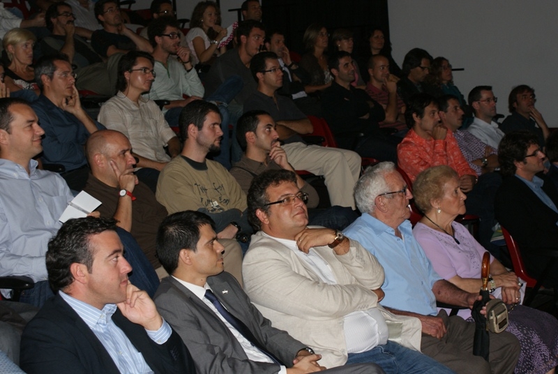 La taula rodona va reunir un nombrós públic al Teatre de l'Aurora