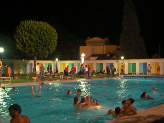 La piscina de Capellades, de nit - foto:capellades.net