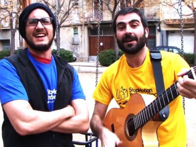 L'actor Joel Joan al vestíbul de l'Ateneu, amb la samarreta per a l'estelada humana