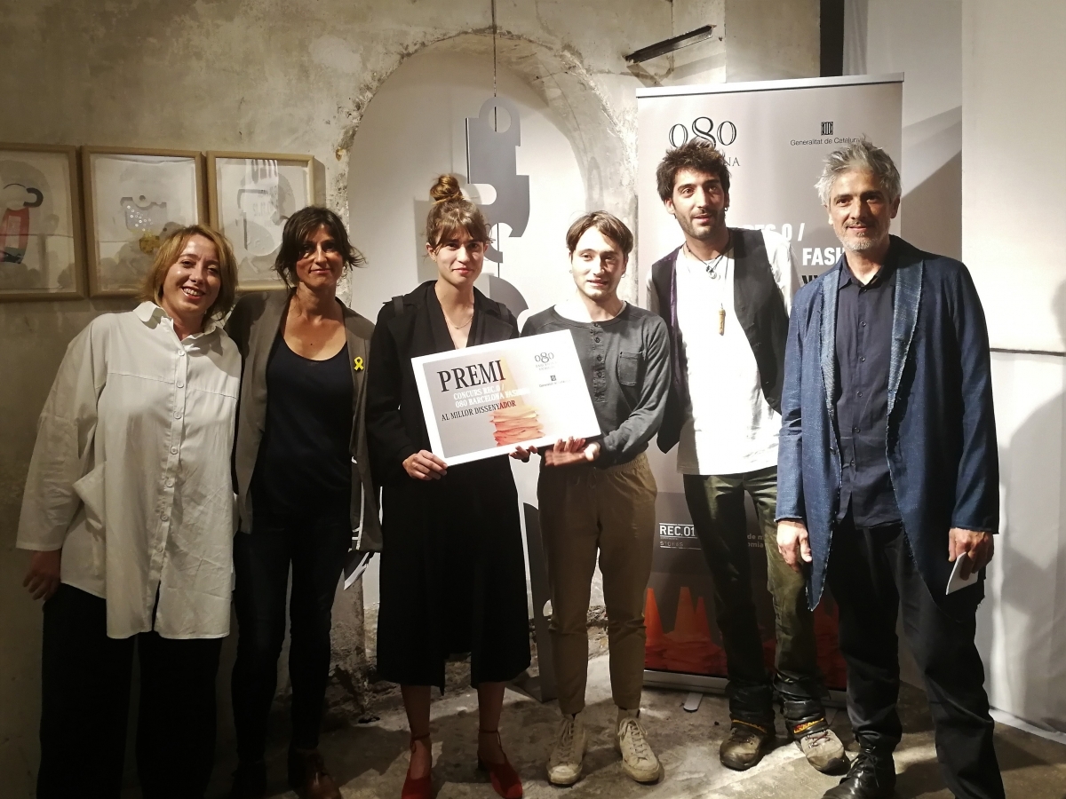 Marta Coca de 080 Barcelona Fashion, Cristina Domènech de Recstores, dos representants de 113 Maison, un representant d'Into, finalista, i el dissenyador Josep Abril.