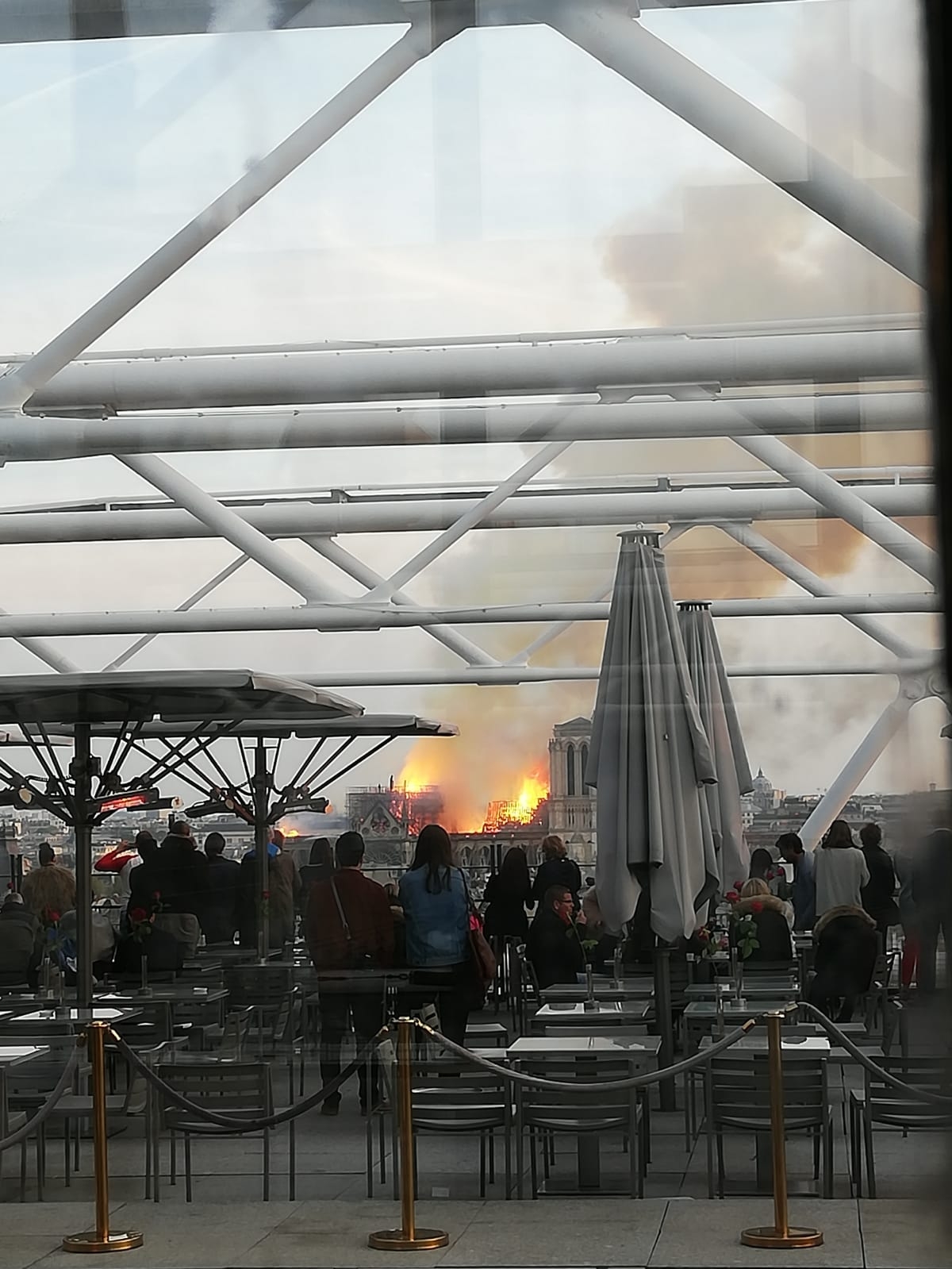 L'incendi, vist des del Museu Pompidou FOTO: Pau Mestre