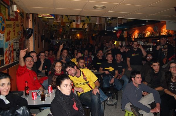 El bar Envelat d'Igualada, ple fins la bandera