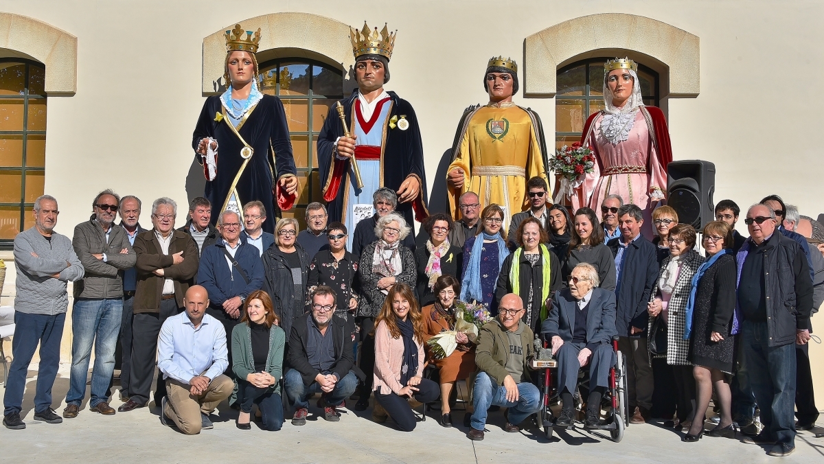 Josep Ramon envoltat de familiars i regidors de l'Ajuntament d'Igualada de diversos mandats (Foto: Manel Marimon)