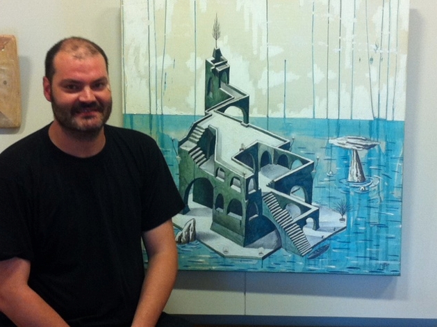 Jordi Sanahuja davant d'un dels seus quadres