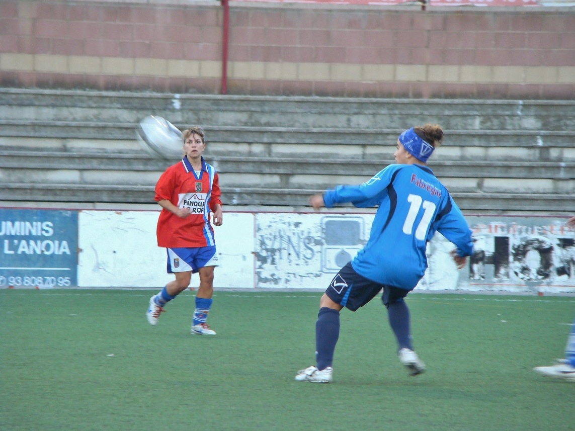 Maria Solé jugant la pilota durant el partit