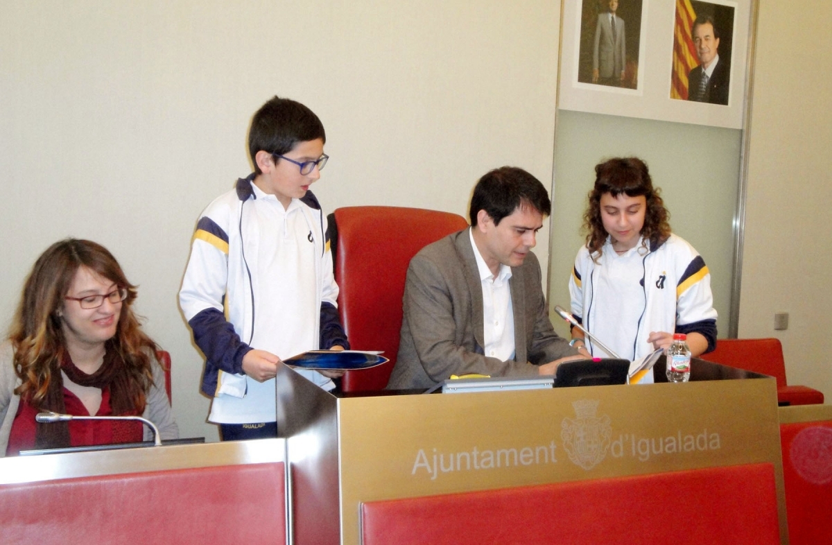Dos alumnes de l'Acadèmia Igualada, amb l'alcalde i la regidora
