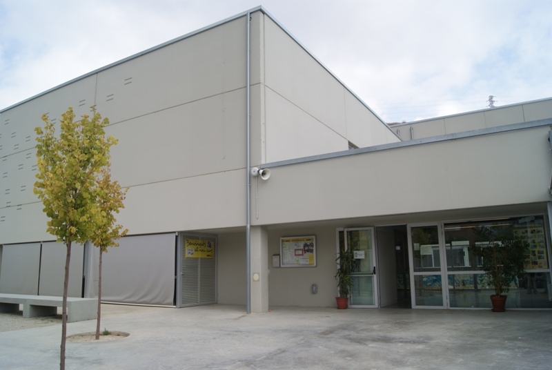 L'edifici 'compartit' per les dues escoles