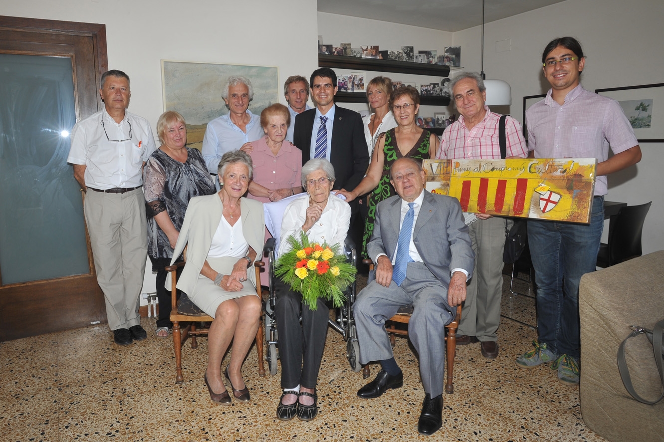 L'expresident Jordi Pujol, l'alcalde d'Igualada, Marc Castells, i representants d'Òmnium-Anoia, amb Maria Teresa Sàbat. Foto: Santi Carbonell.