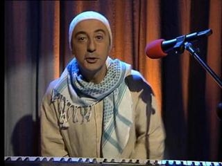 Manel Lucas caricaturitzant a Lluís Llach