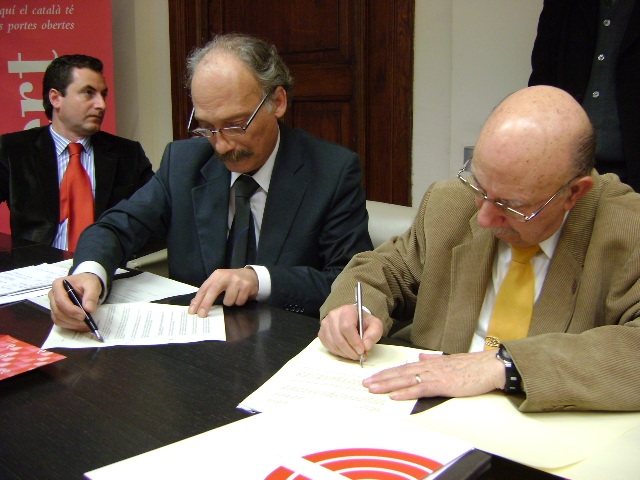 L'alcalde signant amb el president de la Confederació, Pere Llorens