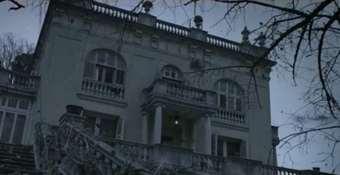 Una imatge de la mansió de Capellades durant el videoclip
