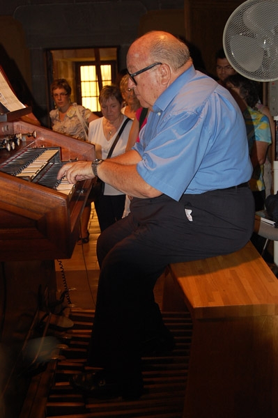 Lluís Victori fa les delícies dels visitants tocant l'orgue de Santa Maria