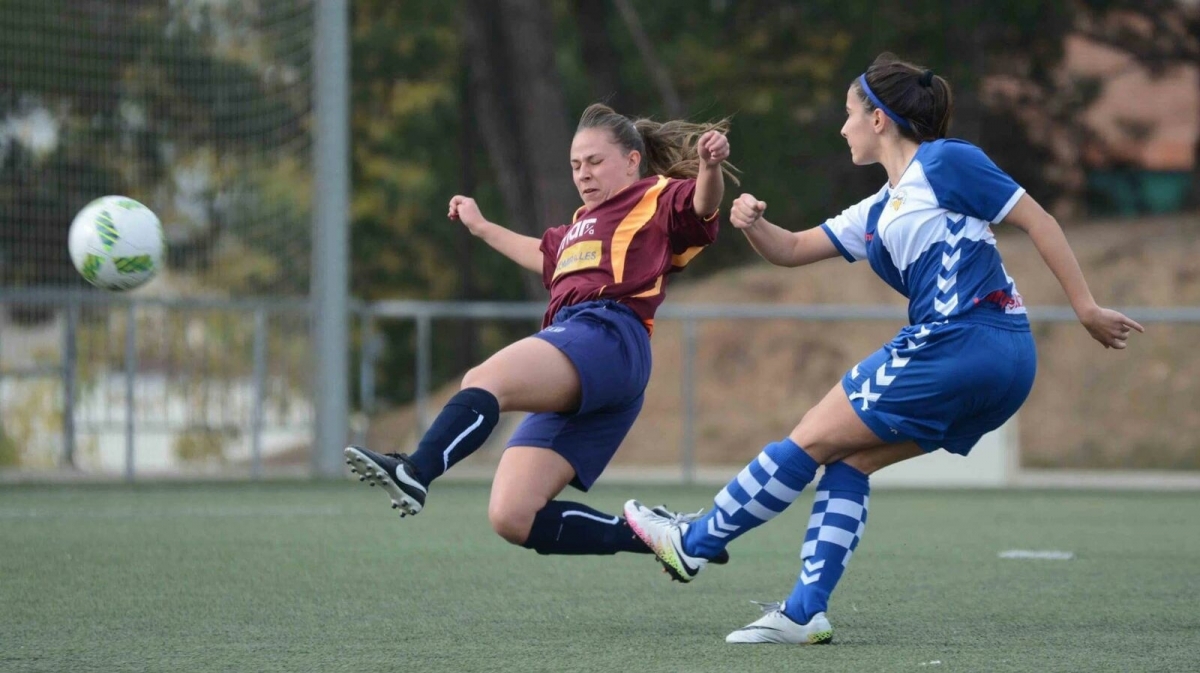 Una de les accions del partit de diumenge, on el futbol de les anoienques no va trobar recompensa