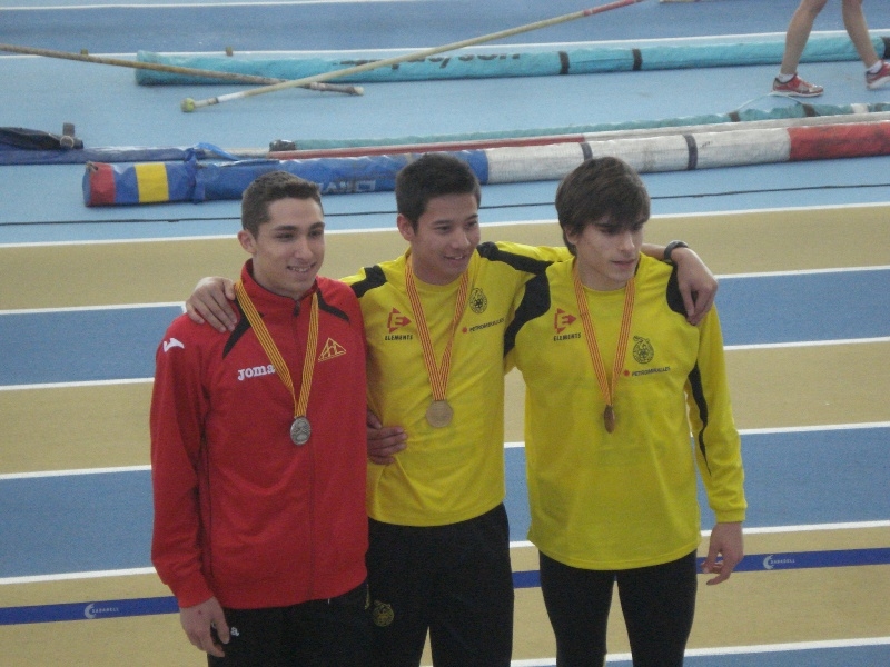 Matsuoka (centre) i Ramos (dreta) al podi de salt de llargada